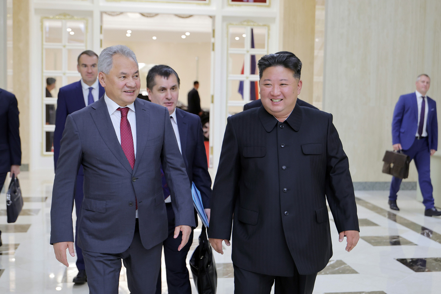 金正恩会见率团访朝的俄联邦安全会议秘书绍伊古