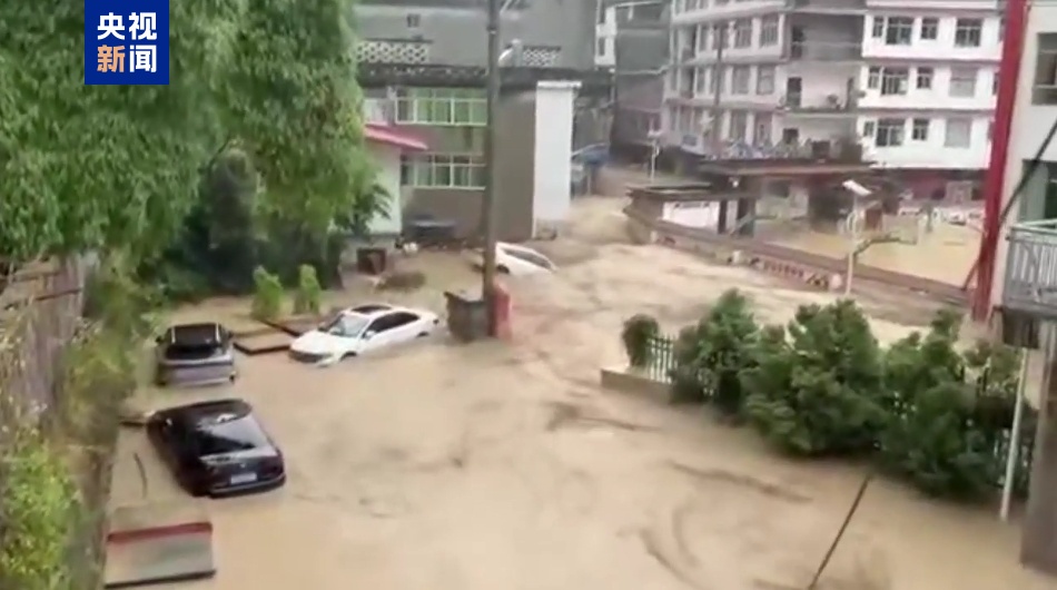 重庆彭水多个乡镇遭暴雨袭击,部分道路中断