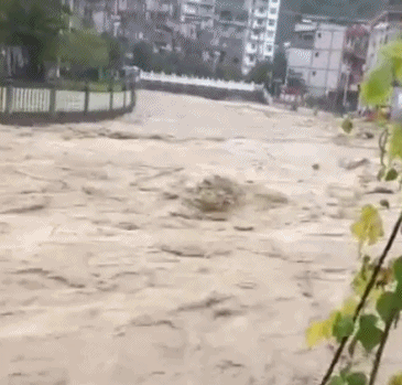 重庆彭水多个乡镇遭暴雨袭击，部分道路中断