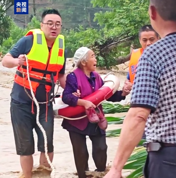 重庆彭水多个乡镇遭暴雨袭击,部分道路中断