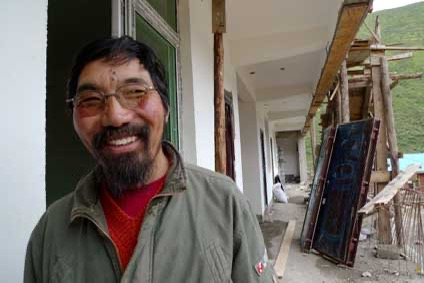 在藏区跟踪拍摄20年，她记录了一位“中国最美乡村医生”