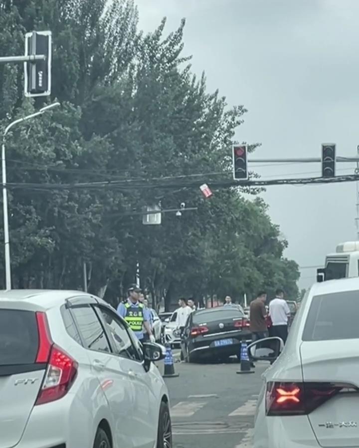 长春一路面塌陷有公交车和私家车陷入，市政部门：系自来水管线泄漏所致