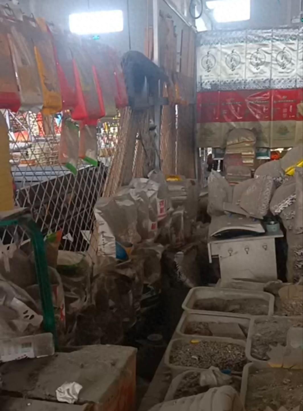 摊位遭铁网围堵未立案，河北三河一男子起诉警方获法院支持，当地正督促处理