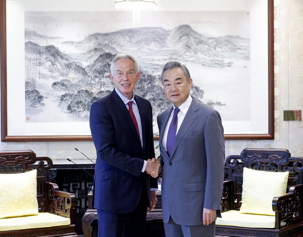 王毅会见英国前首相布莱尔