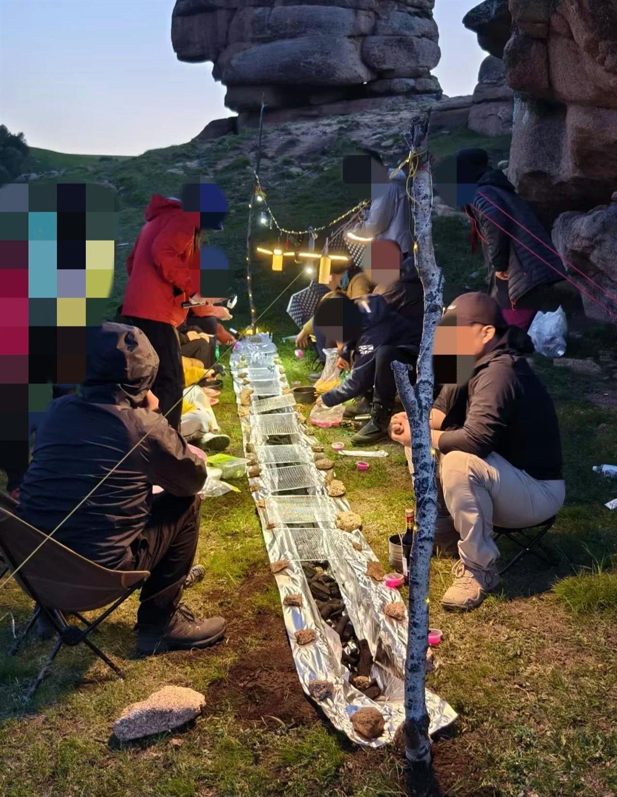 户外团队在内蒙古高山草甸挖4米长沟渠烧烤，林草部门介入