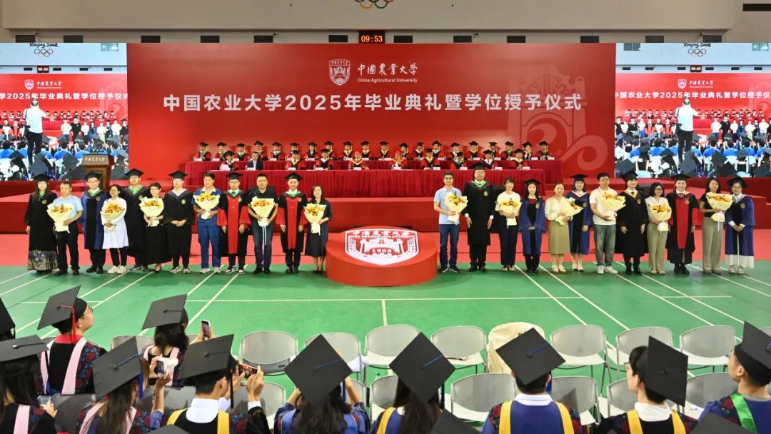 工人日报社评：“花式”宠学生的毕业典礼，生动诠释了大学气质