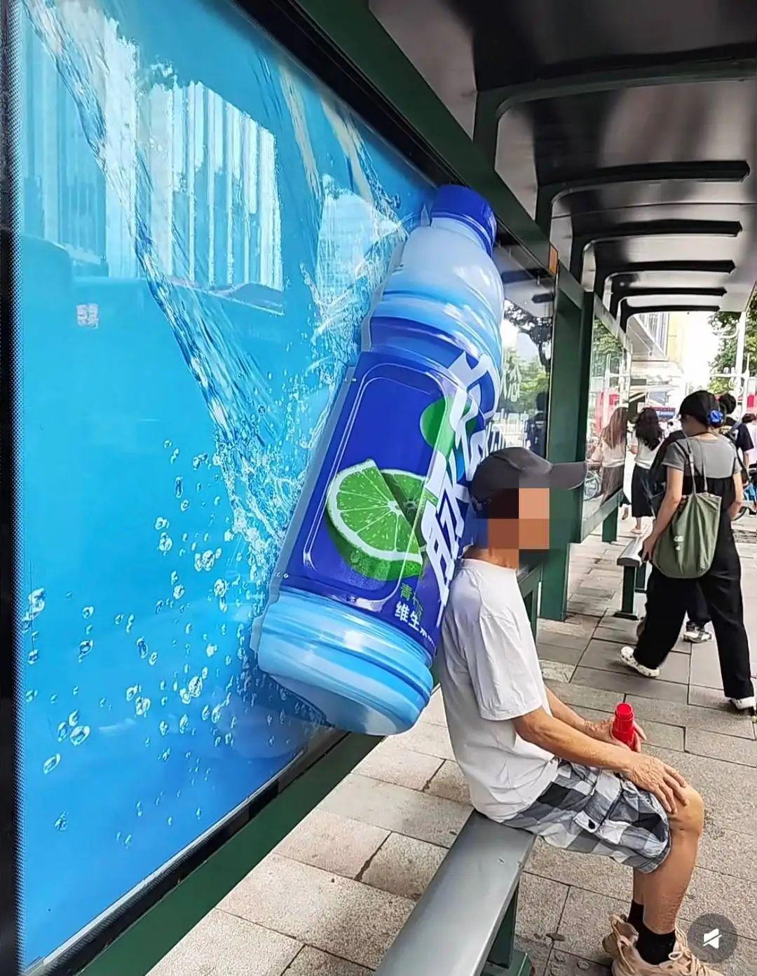 “脉动”3D立体公交站广告被吐槽:差点撞上去!