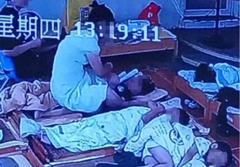 湖南株洲两名幼师被刑拘：对多名幼童打耳光、踩脸、捂鼻子，教育局整顿指导小组进驻涉事机构整顿