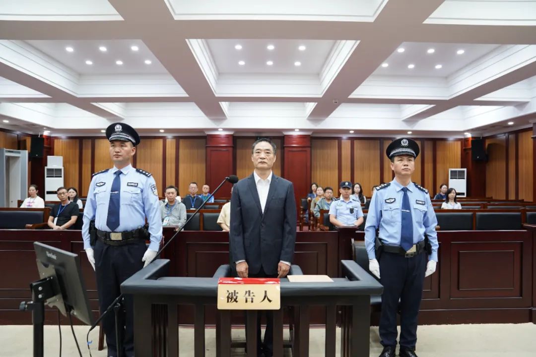 贵州银行原董事长李志明一审被控受贿超4310万、违法放贷超3亿