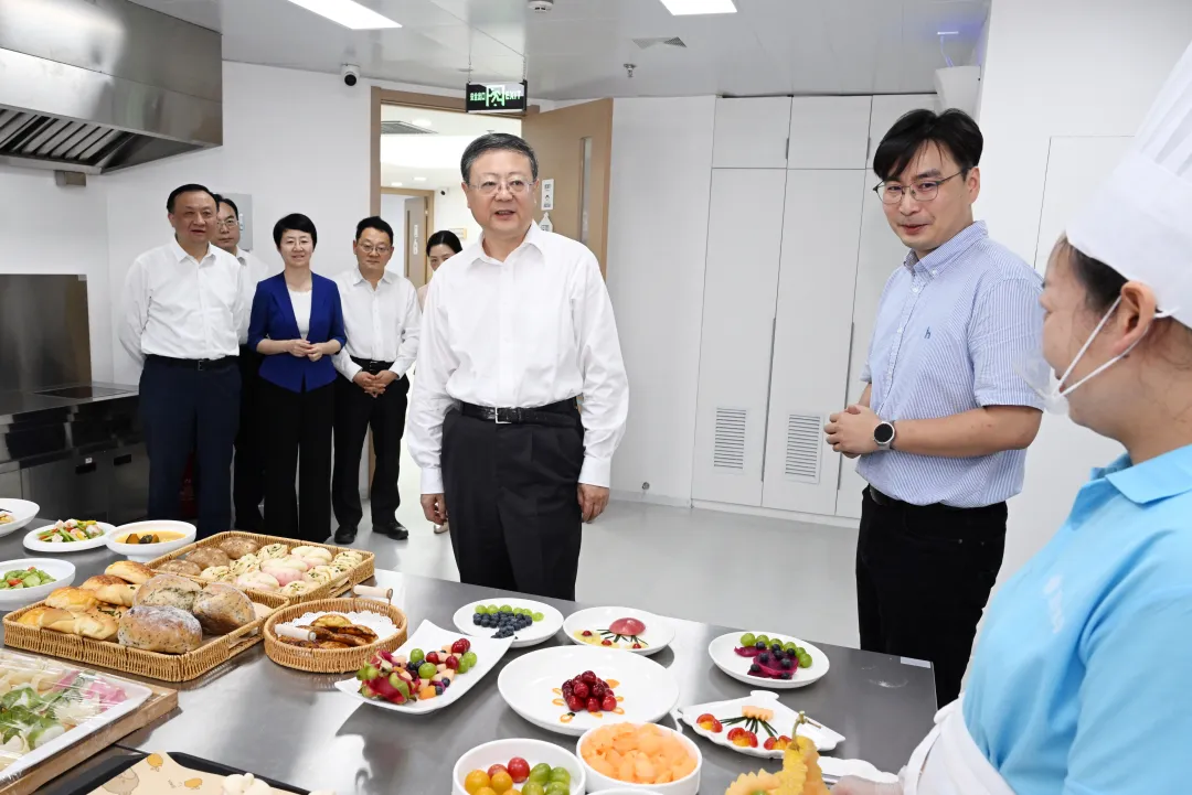 推动生活服务业更好适应人民群众生活和消费需求！陈吉宁调研家政和养老服务员工制工作