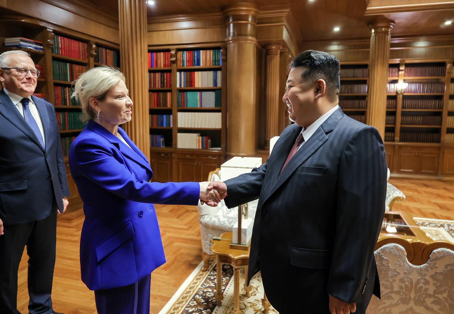 金正恩会见率团访朝的俄文化部长柳比莫娃