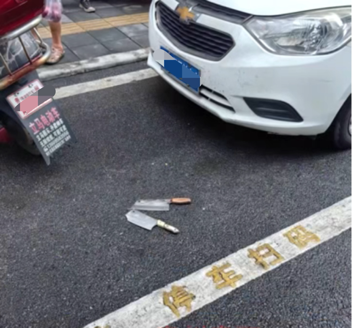 两把菜刀疑从天而降险砸中摩托车主,律师:涉高空抛物罪