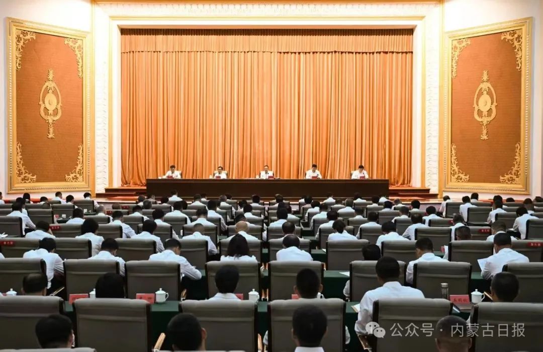 内蒙古包头市召开干部大会,宣布自治区党委有关干部任免职的决定