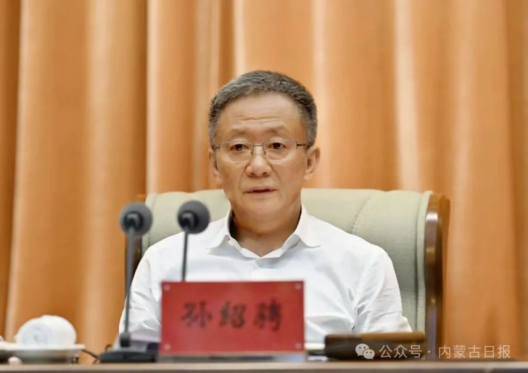内蒙古包头市召开干部大会，宣布自治区党委有关干部任免职的决定