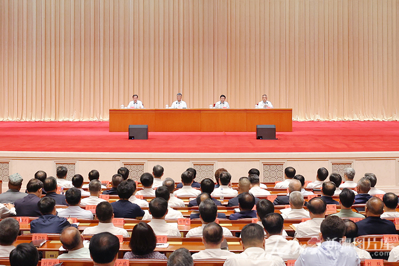 新疆维吾尔自治区召开领导干部会议