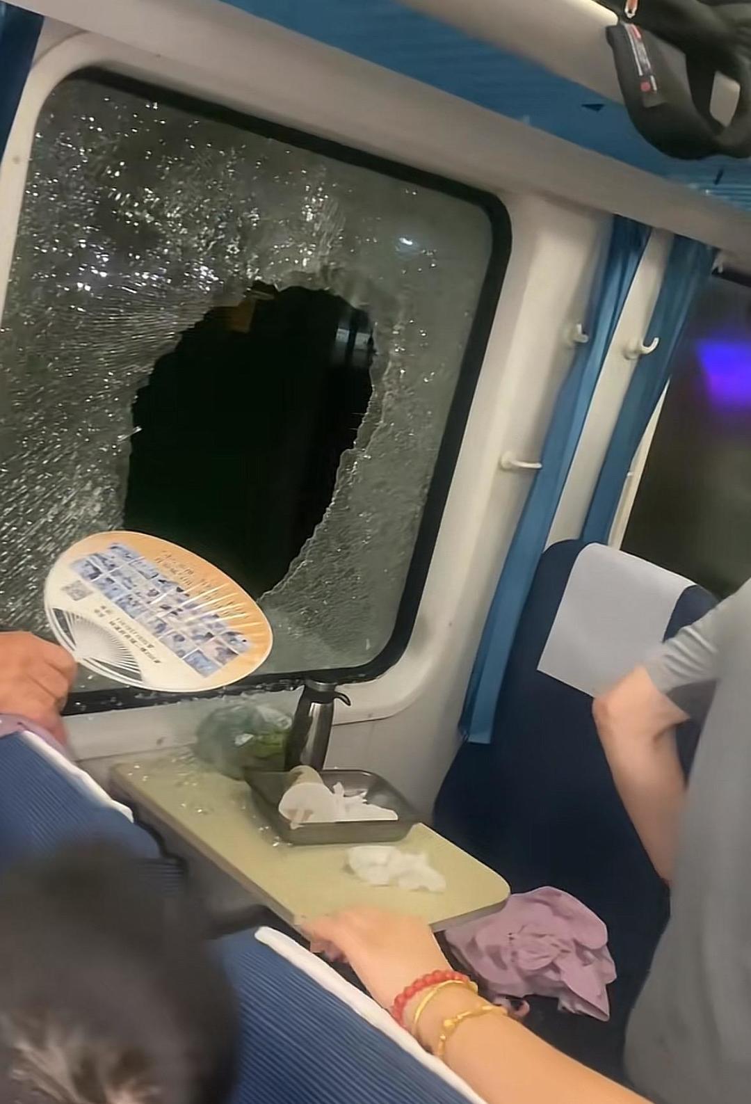 K1373次列车脱线停运3小时，乘客：车上断电闷热，有人砸窗后被带走