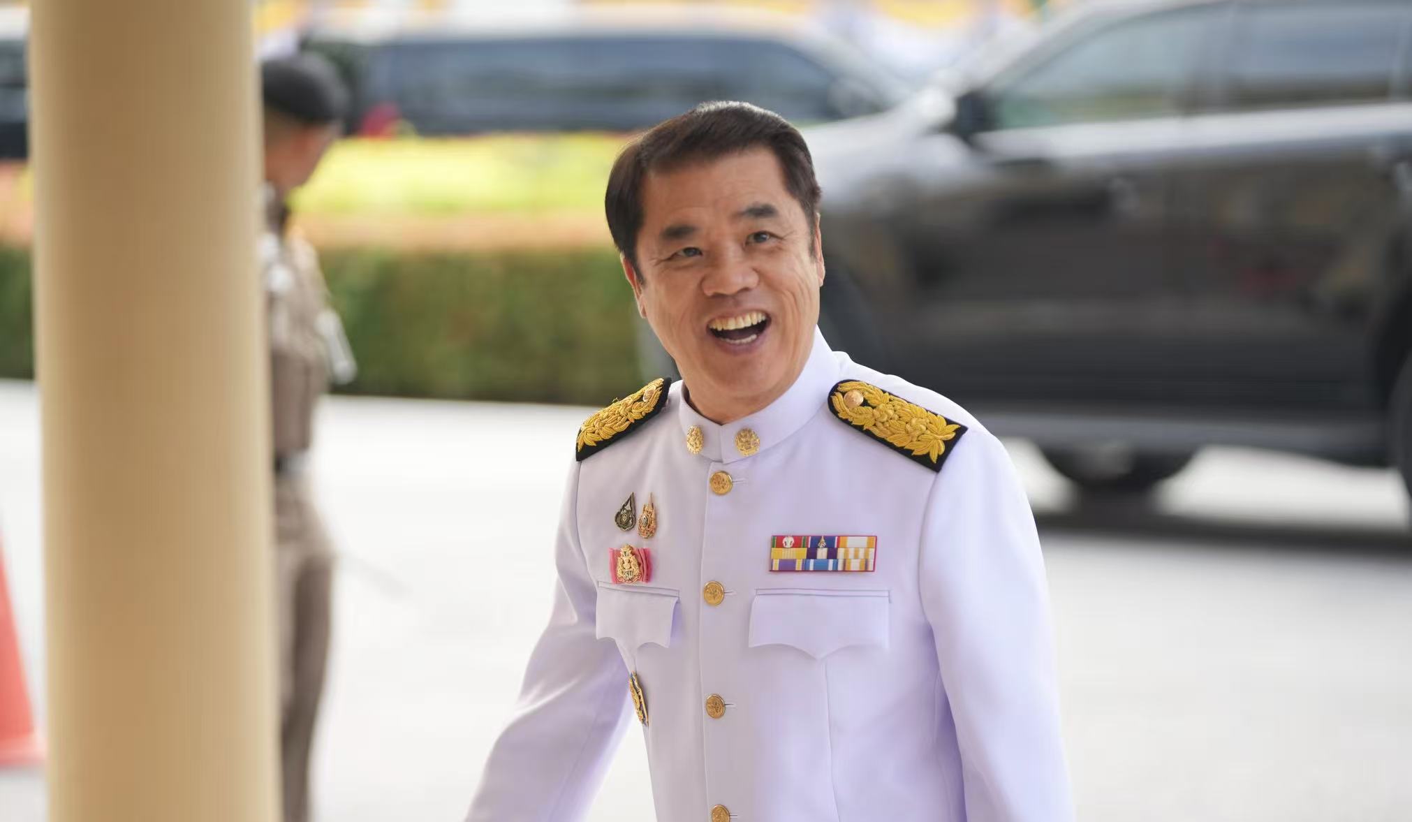 泰国改组后内阁成员宣誓就职
