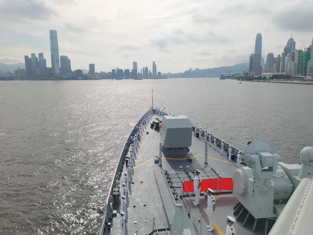 多视角现场图来啦！中国海军山东舰航母编队抵达香港