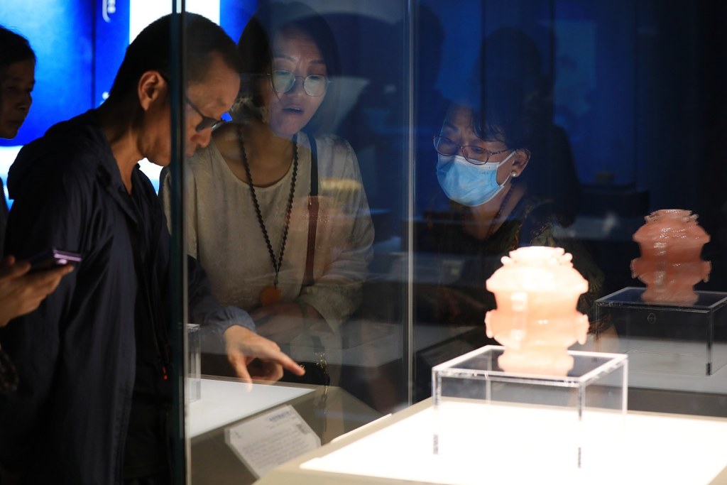 快闪展里的“小粉炉”，为何能成为文创销冠