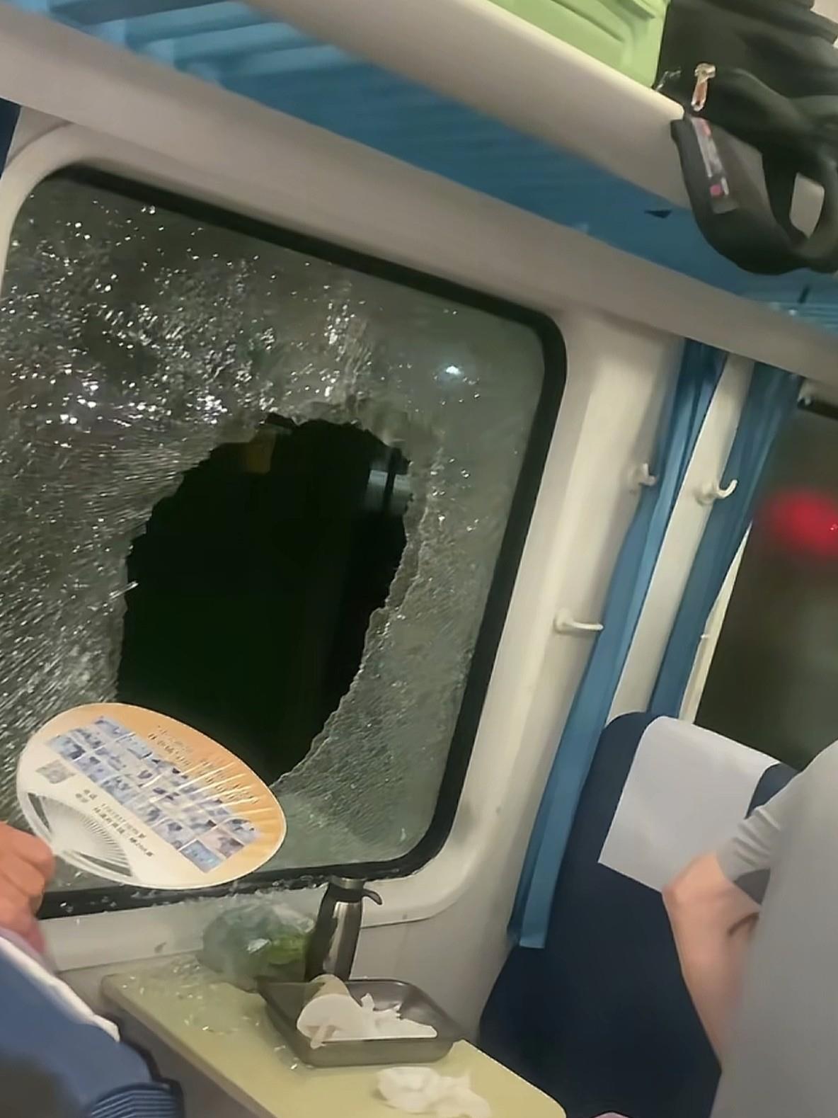 这事儿|关于K1373列车砸窗通风的讨论,没有因广铁长沙客运段的通报而淡去