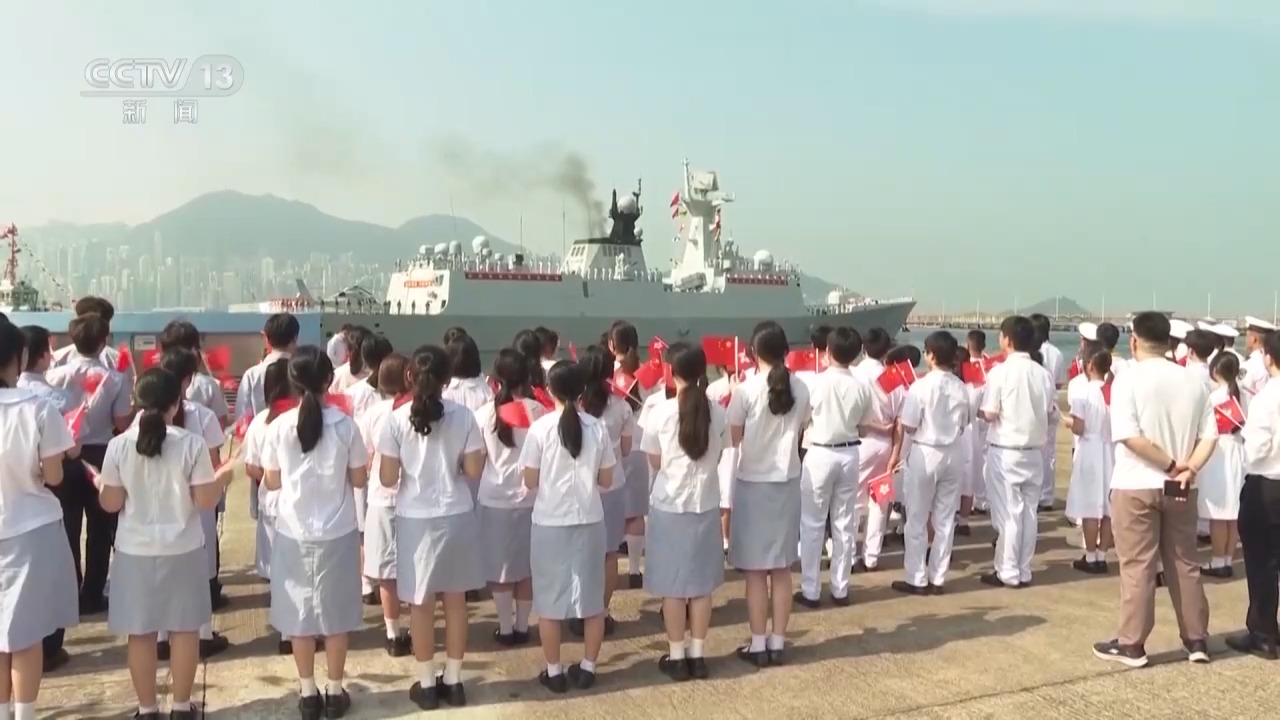 山东舰航母编队结束访问活动离开香港