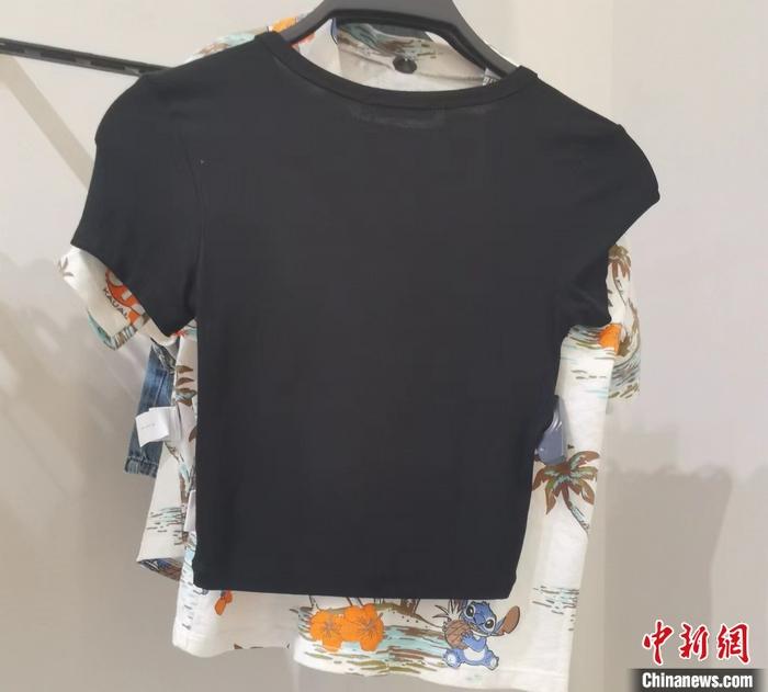 中新网:从“勒肉”到“锁喉”,女装何苦为难女性?