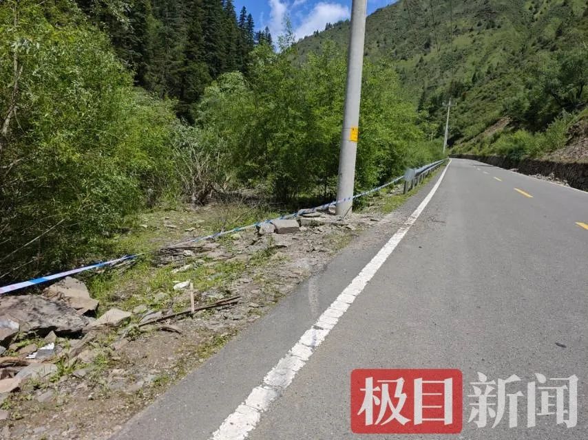 3对母女阿坝旅游时车辆坠河致2死5失联,媒体实探事发现场