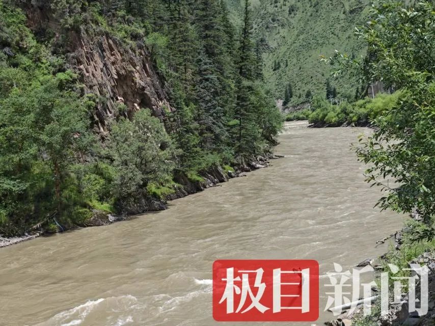 糖心vlog视频下载文件:糖心VLOG-3对母女阿坝旅游时车辆坠河致2死5失联，媒体实探事发现场