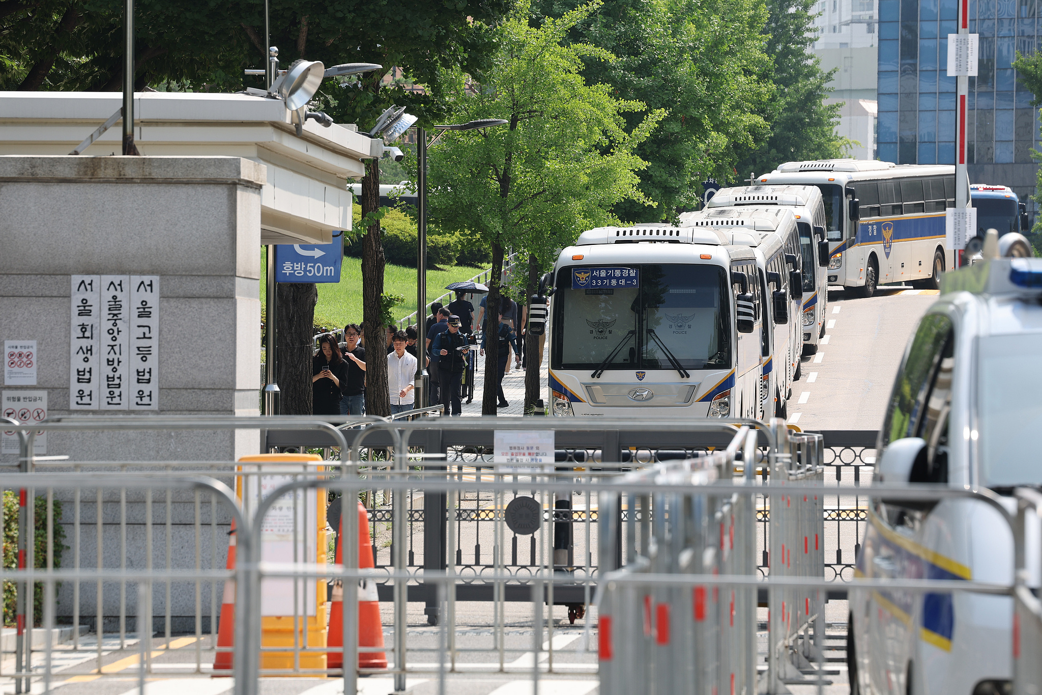 韩国前总统尹锡悦抵达法院，出席拘留令必要性审查