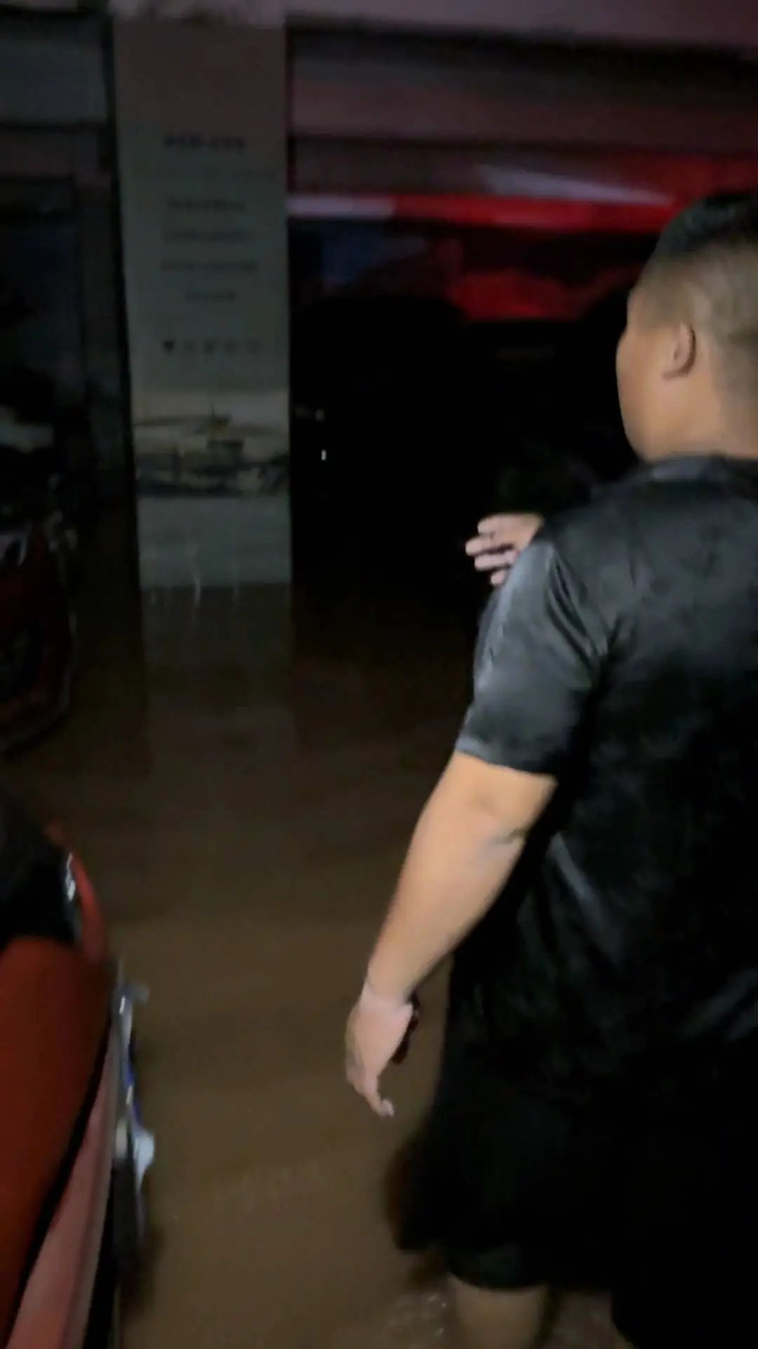 暴雨突袭重庆:一车行内近90台车被淹,总价约600万元