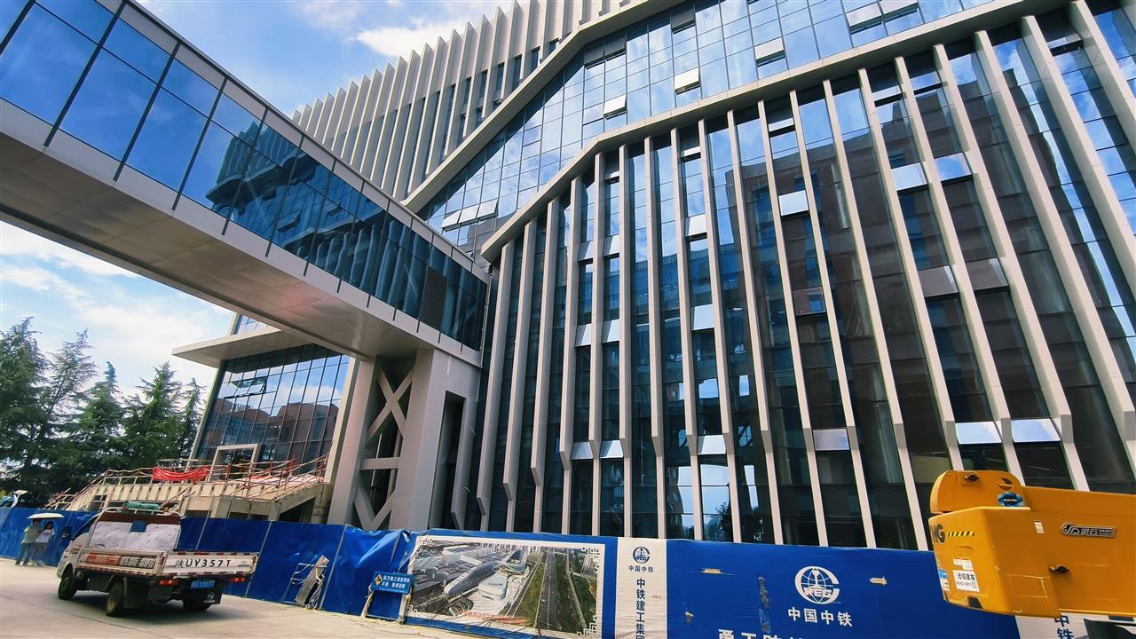 西安明德理工学院7栋楼未批先建被罚773万余元,校方回应