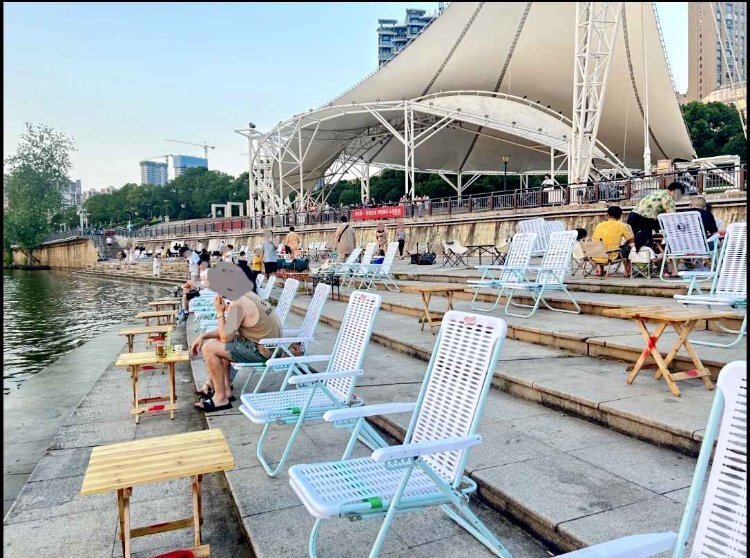 长沙湘江边“网红打卡地”冒出大量收费座椅，城管：立即整治