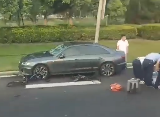 天津一车与多辆自行车相撞有人受伤,警方称事发路段禁止非机动车驶入