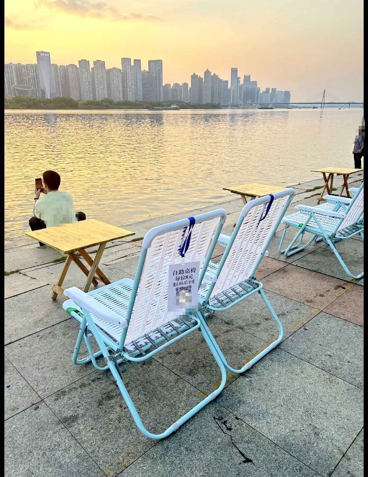 长沙湘江边“网红打卡地”冒出大量收费座椅,城管:立即整治