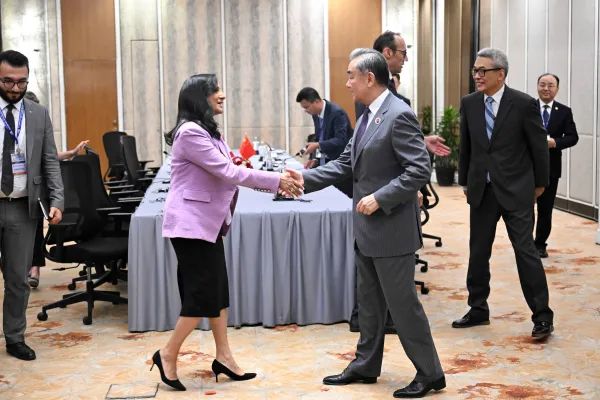 王毅会见加拿大外长阿南德