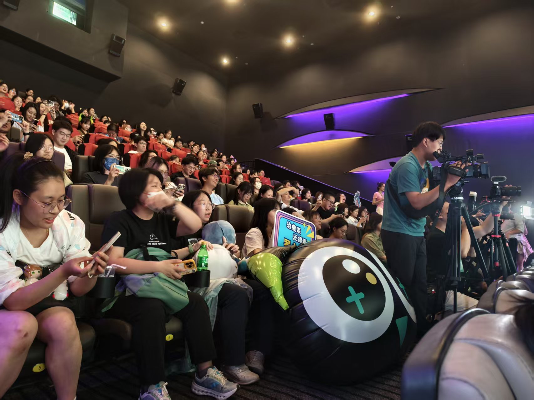 首映|《罗小黑战记2》:世界观更大,战斗力更强