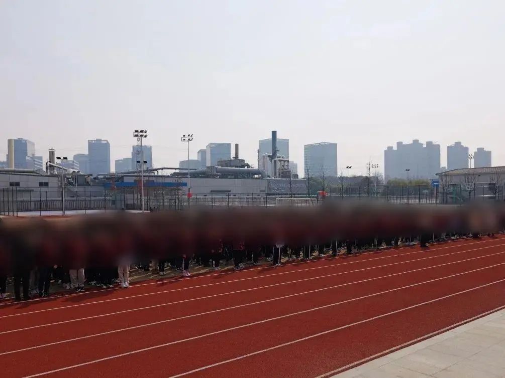 杭州一小学多名学生一年内出现流鼻血等异常情况，钱塘区教育局：已成立专班