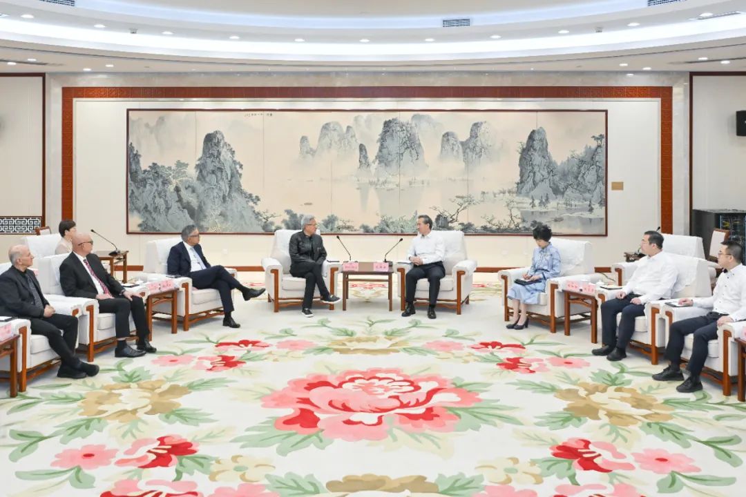 中国贸促会会长任鸿斌会见黄仁勋