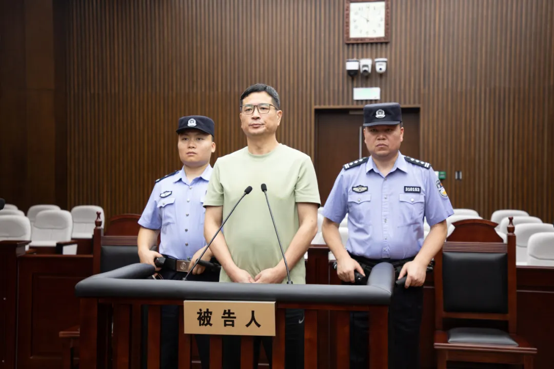 上海中国航海博物馆原副馆长严俊受贿3601万余元，一审被判12年