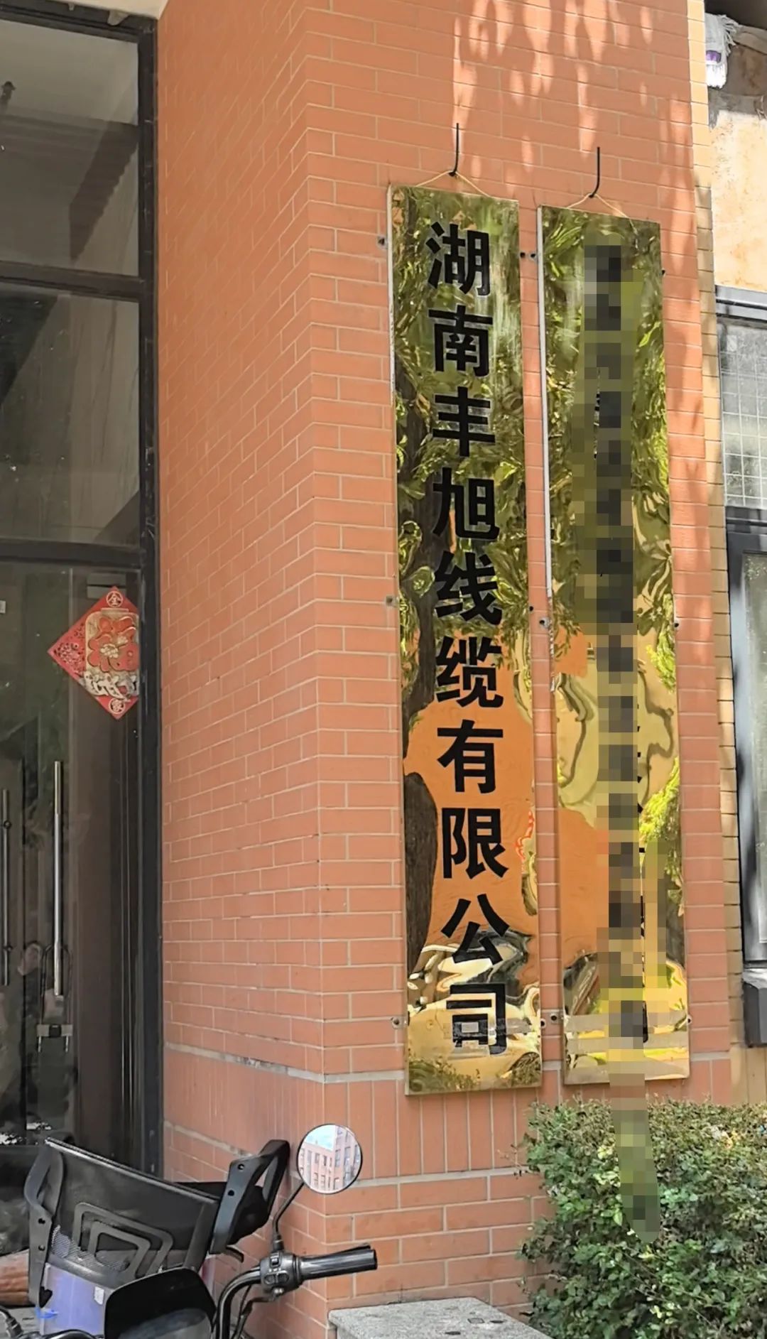 长沙一消费者疑买到非标电缆，记者采访时遭公司负责人施暴砸坏摄像机