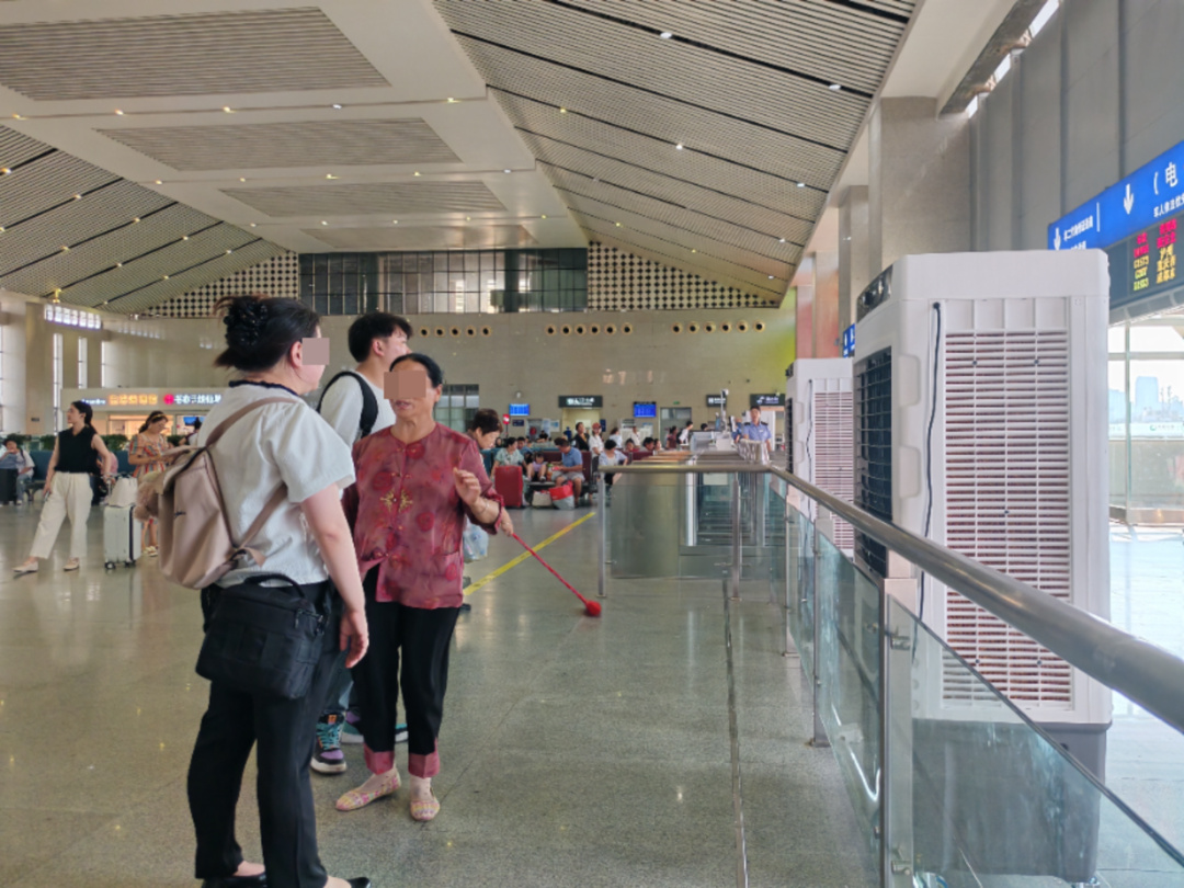 乘客吐槽绵阳火车站二楼无空调“热花妆” ,车站:已紧急调集10台冷风机送清凉