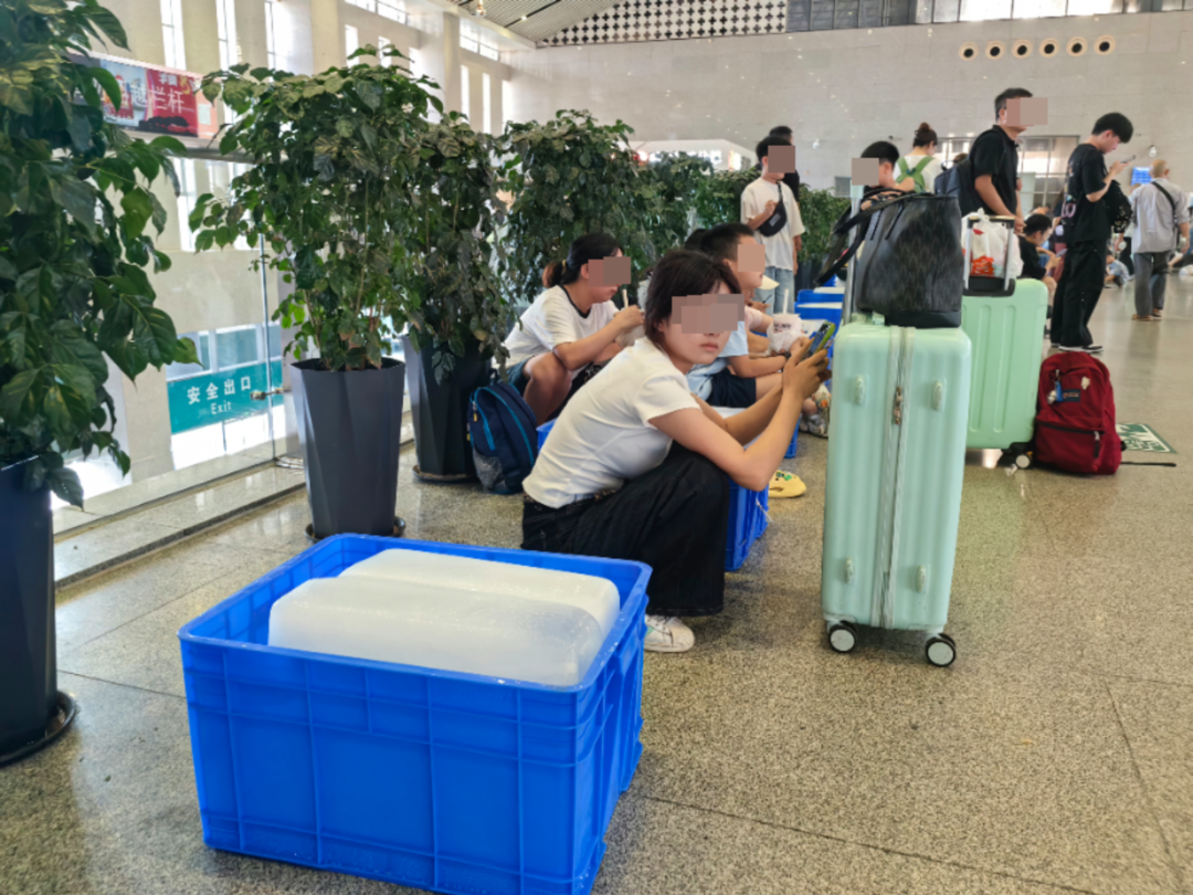 乘客吐槽绵阳火车站二楼无空调“热花妆” ，车站：已紧急调集10台冷风机送清凉