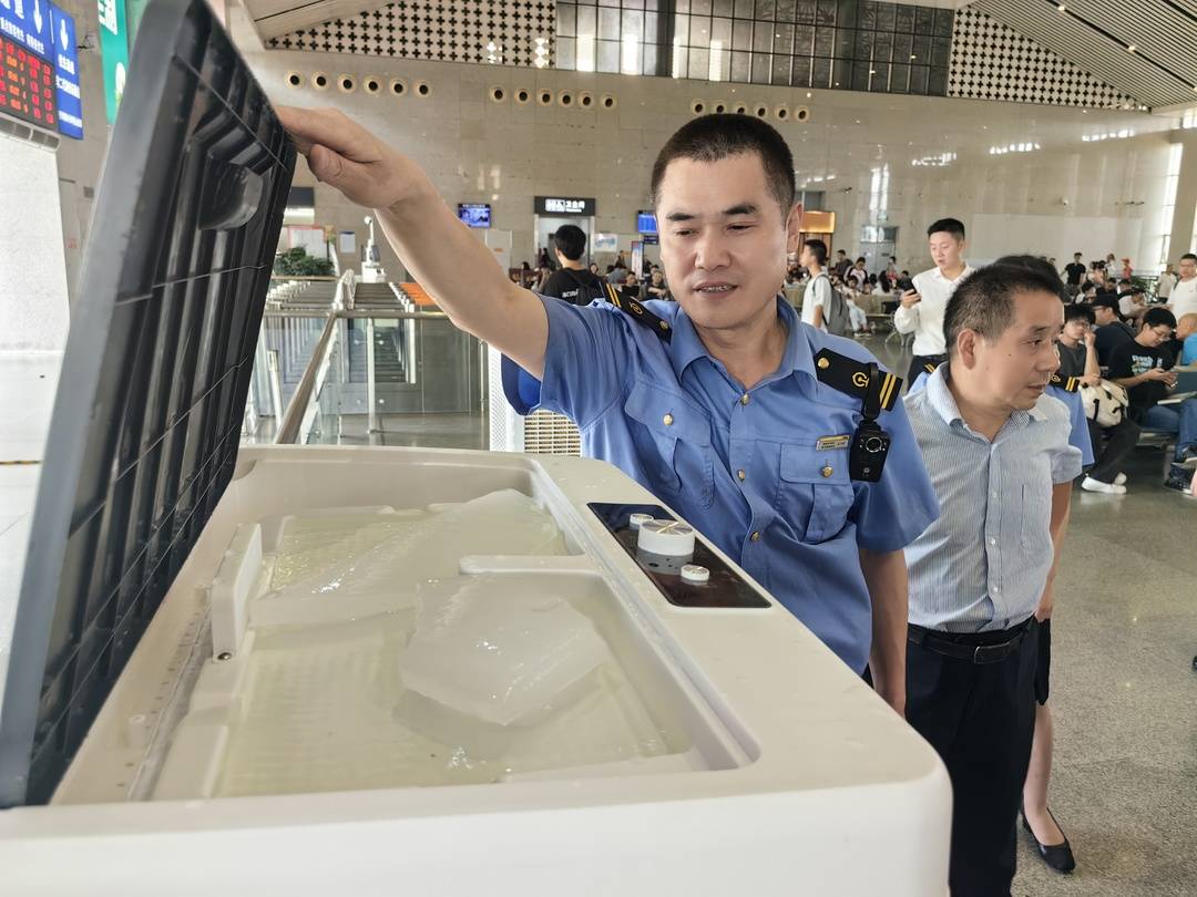 乘客吐槽绵阳火车站二楼无空调“热花妆” ,车站:已紧急调集10台冷风机送清凉