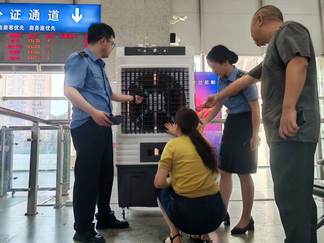 乘客吐槽绵阳火车站二楼无空调“热花妆” ,车站:已紧急调集10台冷风机送清凉