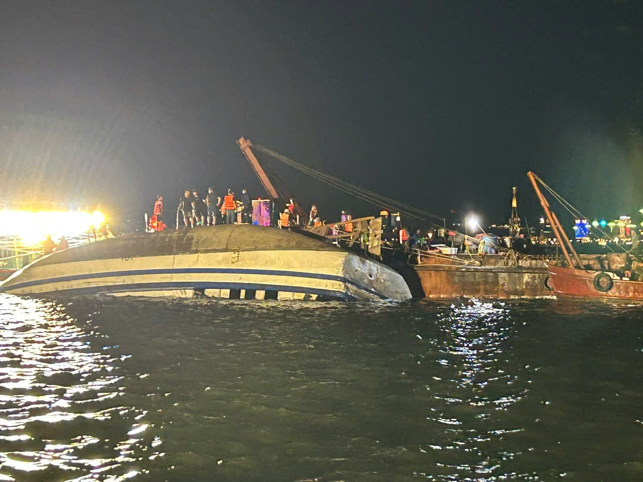 越南下龙湾游船倾覆事故已致34人死亡