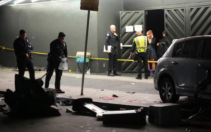 美国洛杉矶一车辆冲撞人群致30人受伤，司机遭围殴中枪