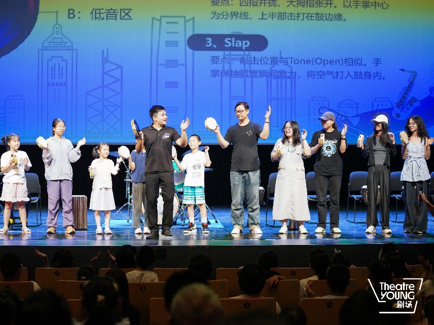花10多块钱到剧场“艺术纳凉”,月月有大师