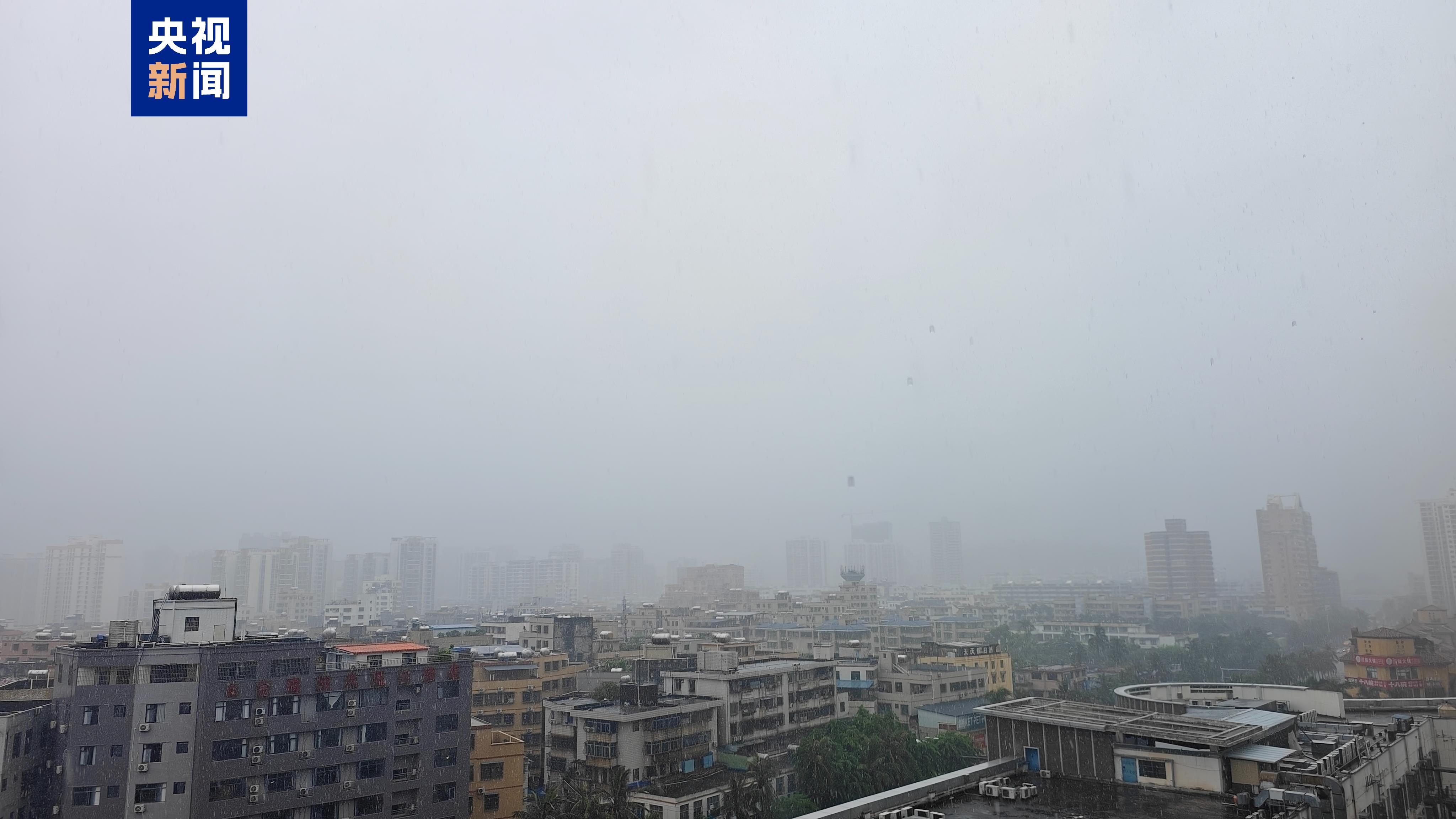 海南海口升级发布暴雨红色预警，美兰机场取消航班67架次