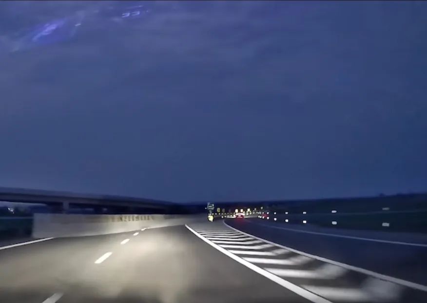 河北一高速引流线导向隔离墙致汽车险撞上，当地交警：正在整改