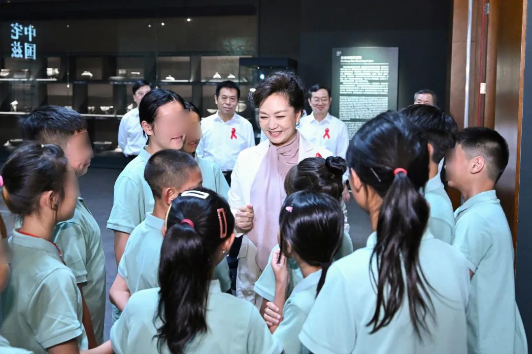 彭丽媛出席2025年“爱在阳光下”夏令营开营式